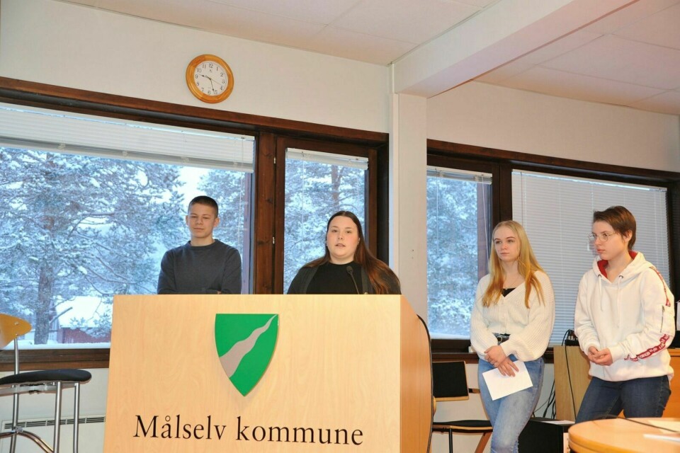 ENGASJERTE: August, Vilde, Amalie og Rebekka fra Målselv ungdomsråd fortalte kommunestyret om hvilke saker som opptar dem. Foto: Kari Anne Skoglund
