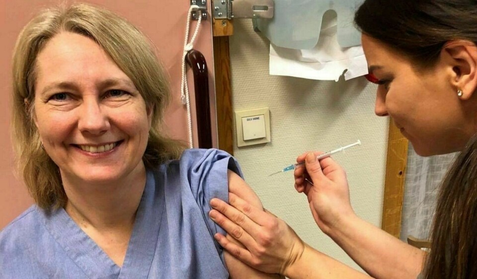 FØRST STIKK: Sykepleier Kristin Thyrhaug får her sin første dose med covid-19-vaksine av sykepleierstudent Camilla Fossli Thomassen. Foto: Målselv kommune
