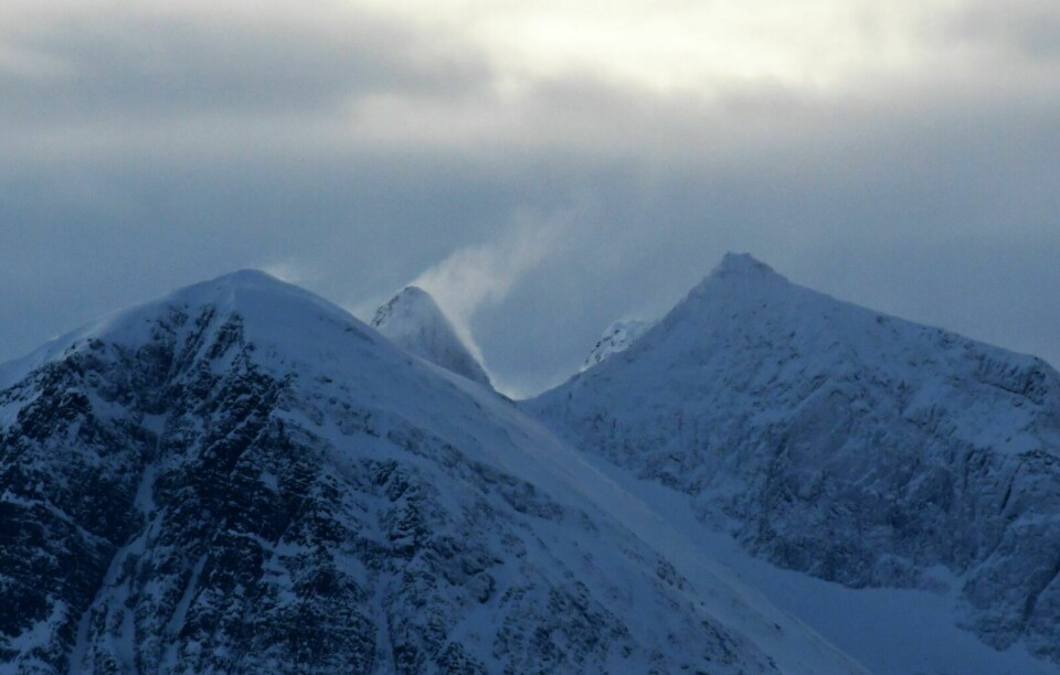 ORANSJE NIVÅ: Stormen Frank blåser over fjelltoppene rundt Tromsø. Foto: Rune Stoltz Bertinussen / NTB