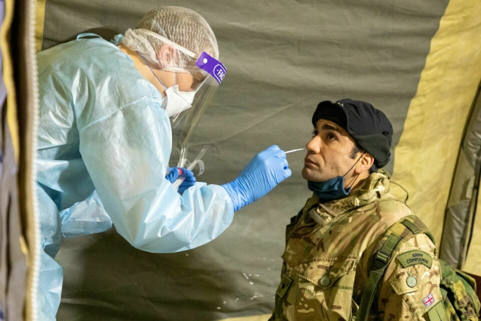 Her blir en britisk soldat testet for koronaviruset. To positive covid-19-prøver fra britisk militært personell i Målselv er nå bekreftet med den muterte varianten av viruset. Illustrasjonsfoto: Øyvind Baardsen/Forsvaret