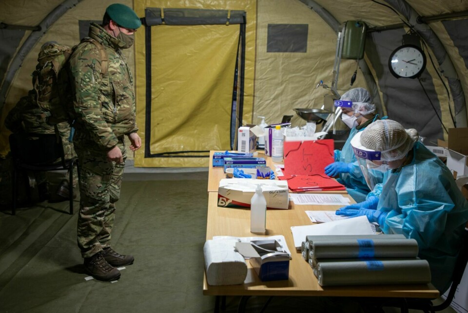 TESTES: Britiske soldater klar for test ved ankomst Bardufoss. Foto: Øivind Baardsen/Forsvaret