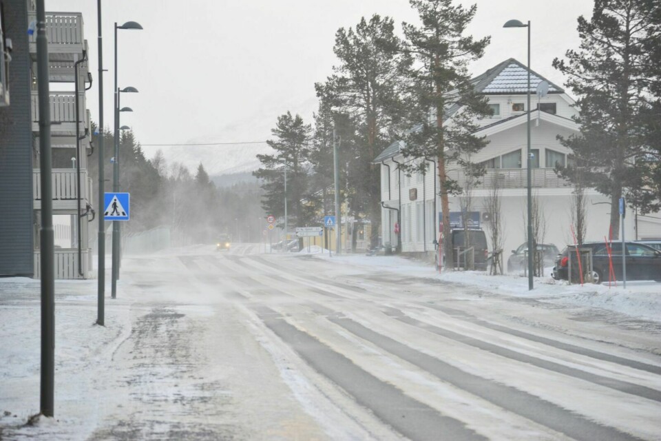 UVÆR: Slik ser gatene på Setermoen ut mens vinden herjer. Greiner og plast er observert flere steder både på og langs veiene. Foto: Marius Mikalsen