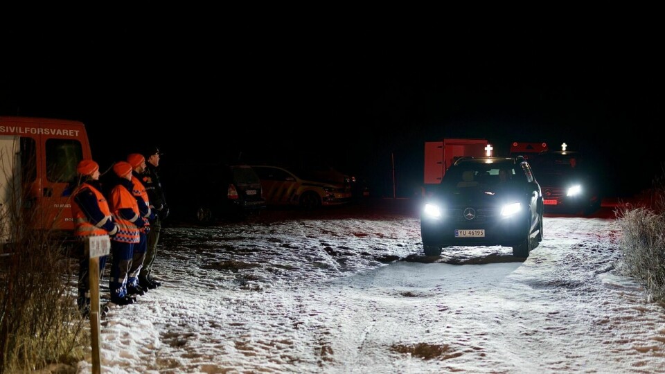 TRAGEDIE: Bilene med de omkomne etter hyttebrannen i Risøyhamn i Vesterålen natt til lørdag kjøres ut søndag kveld. Foto: Kolbjørn Hoseth Larssen / NTB