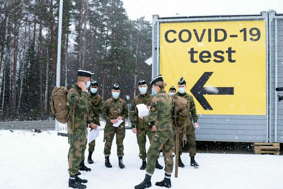 PÅ GRENSEN: For å stanse importsmitten er testregimet strammet inn ved grensene. Her er personell fra Hæren på plass for å bidra med testing ved svenskegrensen på Svinesund. Foto: Torstein Bøe / NTB