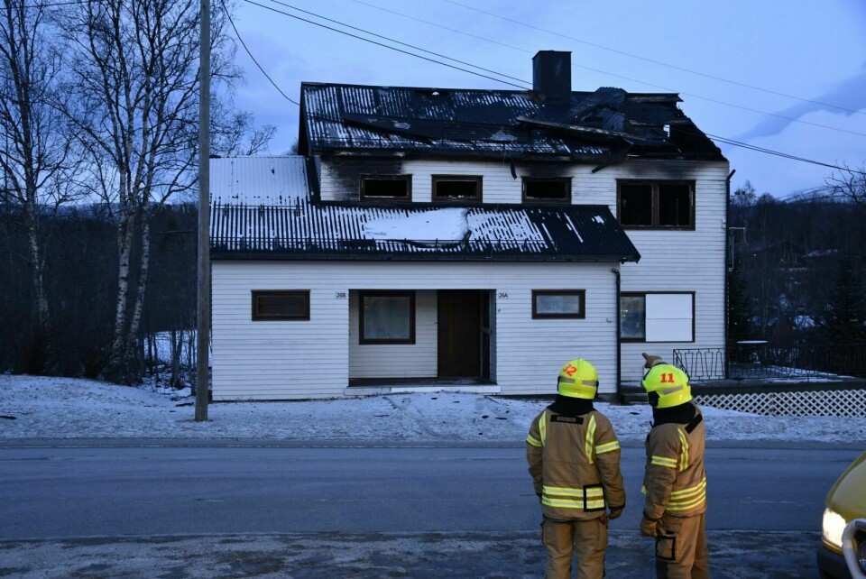 TAKPLATER: Deler av taket på dette huset i Olsborg sentrum er løst. Brannvesenet er i 14-tiden på stedet for å evaluere hvilke tiltak som skal gjøres. Brannvesenet har sperret veien. Foto: Torbjørn Kosmo