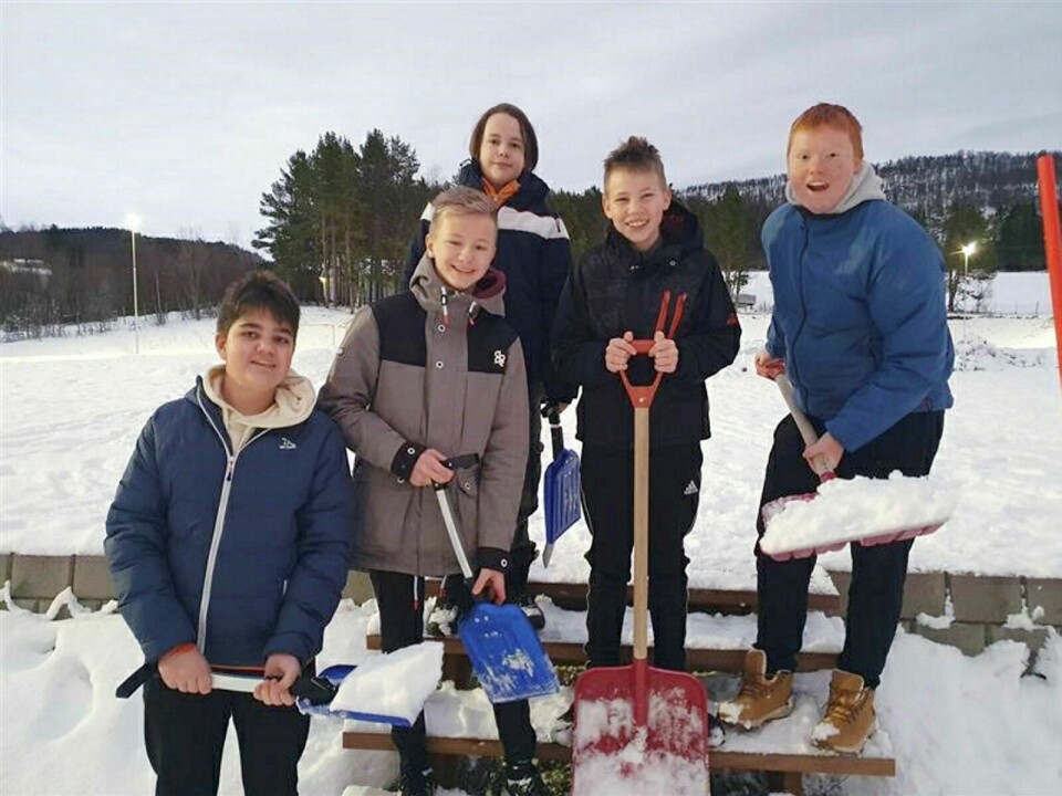 SKIFTER BEITE: Gutta i elevbedrifta 'Snømå' er klare for å ta i et tak, også utenom snømåking etter en særdeles snøfattig vinter så langt. FOTO: Privat Foto: Privat