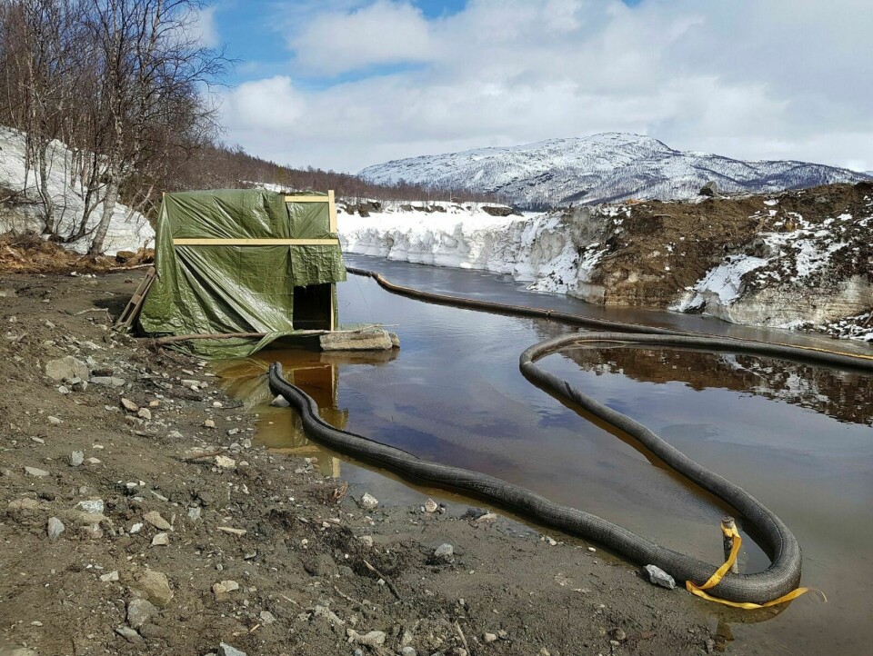LEKKASJE: Miljøundersøkelsen som er gjort av Sweco for Målselv kommune konkluderer med at det var omkring 14.000 liter diesel som lekket ut i naturen på Takvatn i mars i fjor. Arkivfoto: Ivar Løvland