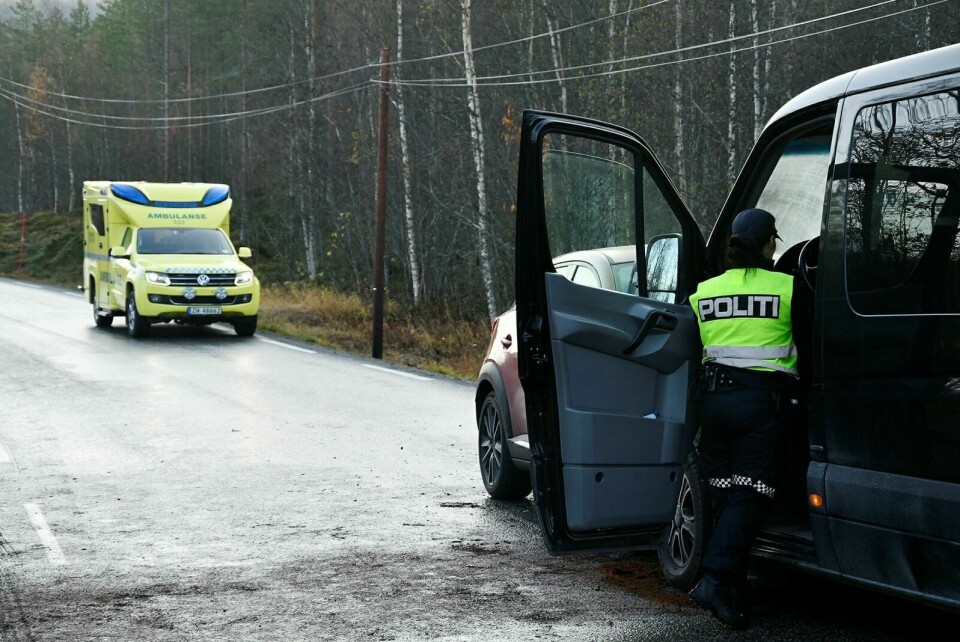 UNDERSØKELSER: Politiet gjorde undersøkelser på stedet i etterkant av den tragiske trafikkulykka. Foto: Torbjørn Kosmo (arkiv)