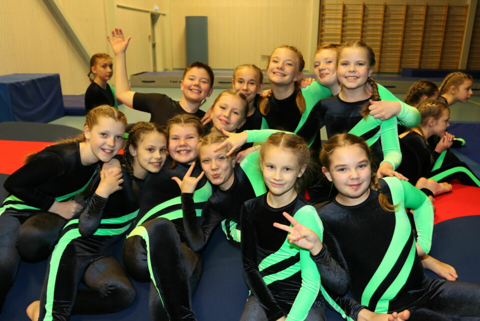 GLEDER SEG: Jentene i 5.–7. klasse gleder seg til de skal i aksjon, og er en smule nervøse. Foto: Ivar Løvland