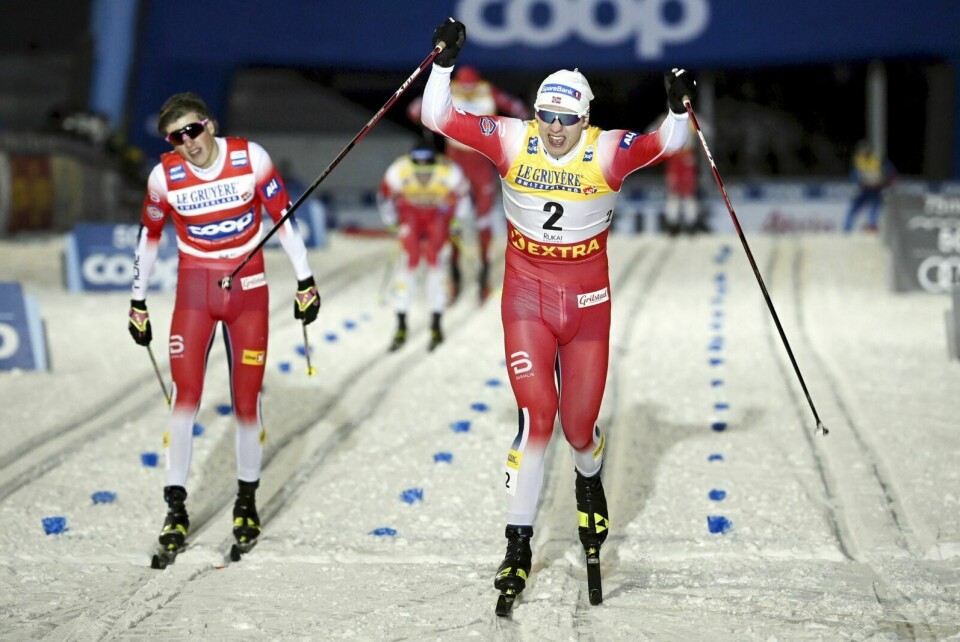 BEST: Her går Erik Valnes inn til sin første seier i verdenscupen på fredagens sprint foran Johannes Høsflot Klæbo og Emil Iversen. Foto: NTB Scanpix EPA / KIMMO BRANDT