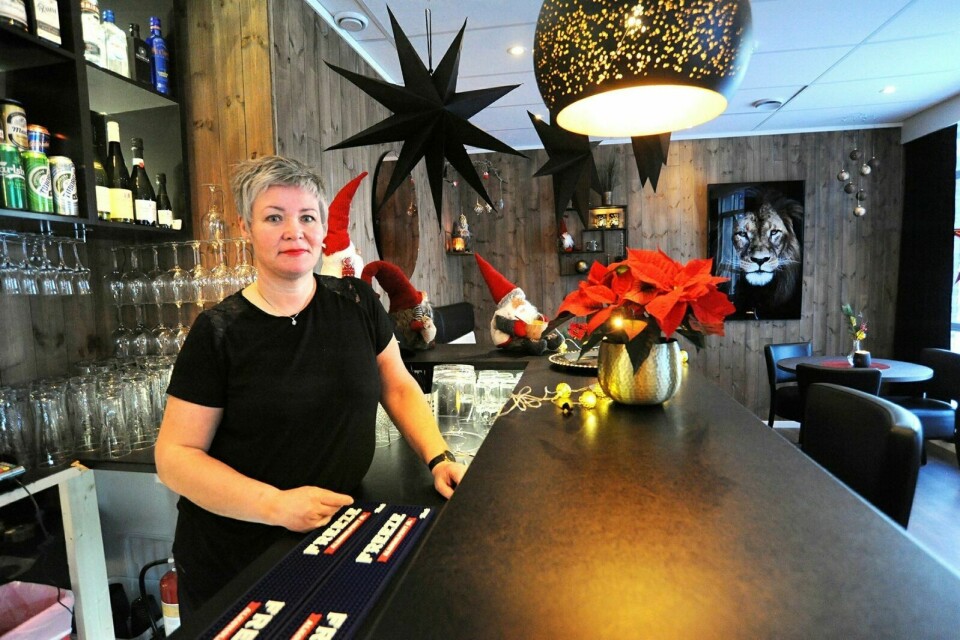TAKKNEMLIG: Daglig leder på Café Avec på Storsteinnes, Ramona Skogli, er takknemlig for både gavekjøpet og oppfordringen fra Anette Opgård. Foto: Maiken Kiil Kristiansen