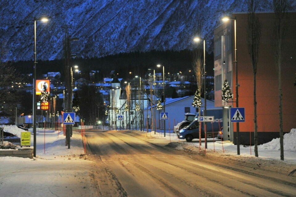 JULESTEMNING: Julegata er tent på Setermoen, og klar for å skape julestemning i bygdebyen. Foto: Marius Mikalsen