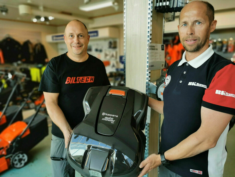TRIO: Brødreparet Jostein og Nils Erik Holmebukt på Biltech varter opp kunder med godt humør og god rådgivning, gressklippingen for andre ta seg av. Foto: mikael jensen