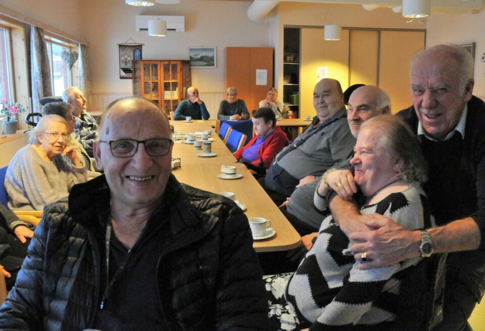 ENGASJERTE: Odd Skogmo (i midten) og Bjarne Fredheim (til høyre) har solgt lodd for harde livet. Sammen med flere andre, har de bidratt til å få inn penger til ny sykehjemsbuss i kommunen. Foto: Sol Gabrielle Larsen (arkiv)