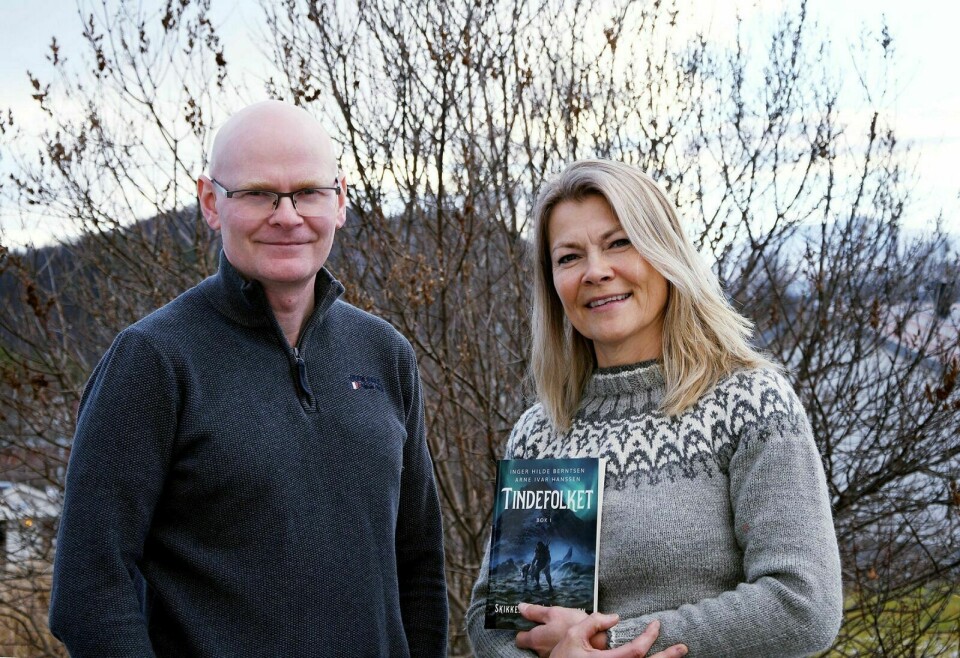 TINDEFOLKET: Inger Hilde Berntsen og Arne Ivar Hanssen er ute med sin første bok sammen. Foto: Privat