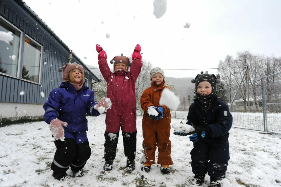 SNØGLEDE: Emma (5), Alea (5), Tobias (5) og Colin (4) er alle fire i ekstase over at snøen endelig har kommet. Foto: Maiken Kiil Kristiansen