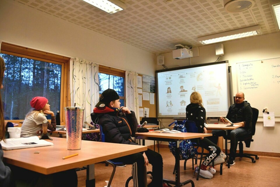 SAMISKE ORD: Elevene ved mellomtrinnet lærer i løpet av uken forskjellen på samiske ord fra forskjellige regioner. Foto: Torbjørn Kosmo