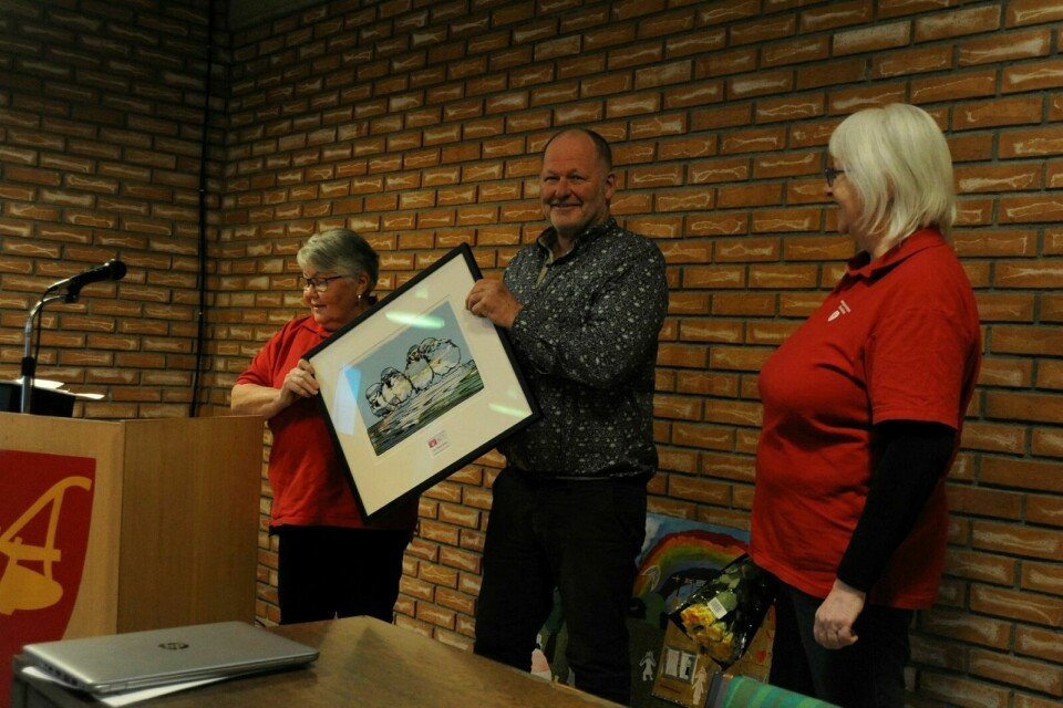 FIKK KUNST: Lars Klaus Mosli fikk tildelt et kunstverk fra Nasjonalforeningen for folkehelsen sitt lokallag i Troms, for sitt arbeid for en bedre folkehelse. Foto: Maiken Kiil Kristiansen