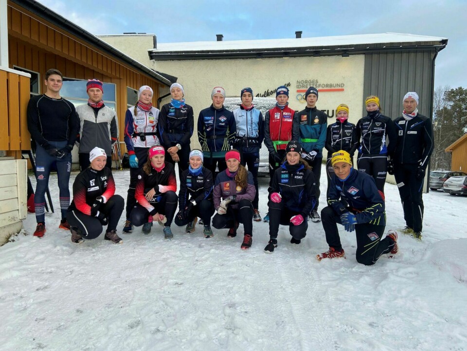 DELTOK PÅ MOT-SAMLING: 13 utøver, to instruktører fra Norges skiskytterforbund og to trenere fra kretsen i nord. Foto: Kari Anne Skoglund