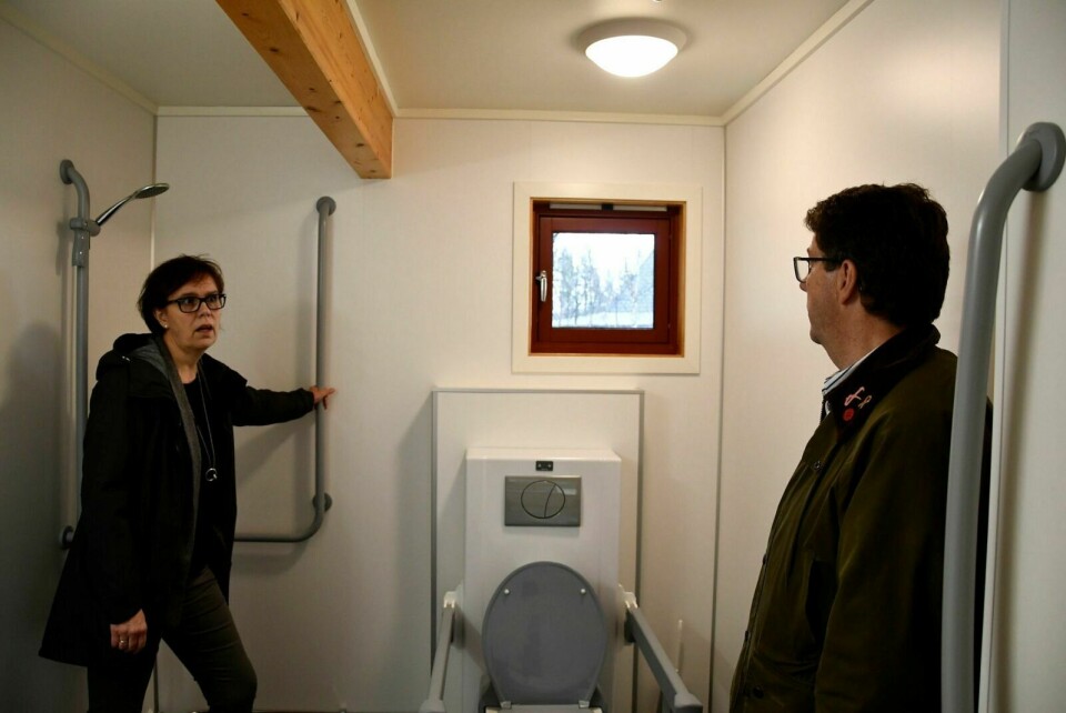INSPISERER: Det ble naturligvis gjort en befaring av de ferdigoppussa leilighetene underveis i overrekkelsen. Foto: Torbjørn Kosmo