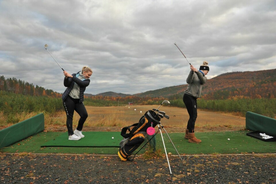 GOLFKURS: Idrettslinje-elevene Anette Nilsen (t.v.) og Nora Sofie Stenersen er glade for at de kan lære golf i skoletiden. Foto: Marius Mikalsen