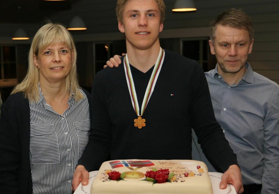 KAKEFEIRING: Erik Valnes flankert av mamma Olaug Iren Fossbakk og pappa Eivind Valnes etter VM-gullet i U21 i 2018. Foto: Ivar Løvland