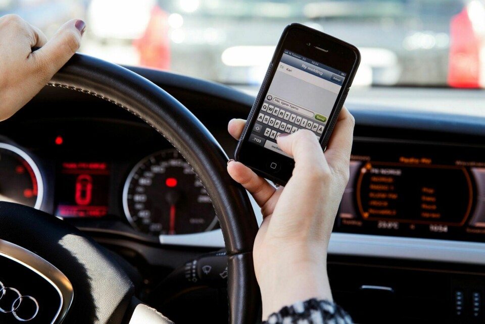 STRENGERE: Reglene for bruk av mobiltelefon i bil har blitt innskjerpa. ILLUSTRASJONSFOTO: ERLEND AAS/NTB SCANPIX