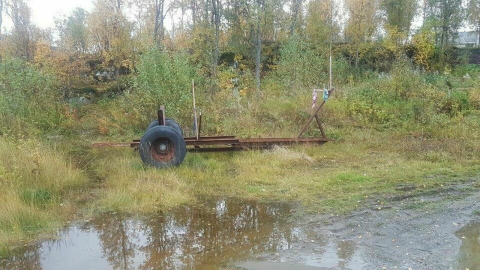 RUSTEN: Ei vogn til båtopptrekk står og ruster. FOTO: Privat