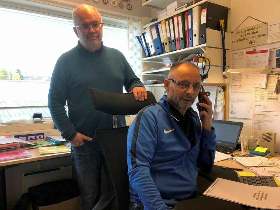 VINTERSERIEKLAR: Daglig leder Jo Are Vik (stående) og dommeransvarlig Roald Johansen i Troms fotballkrets er klare til å sette igang en vinterserie så snart det blir lov fra myndighetenes side. FOTO: Troms Fotballkrets