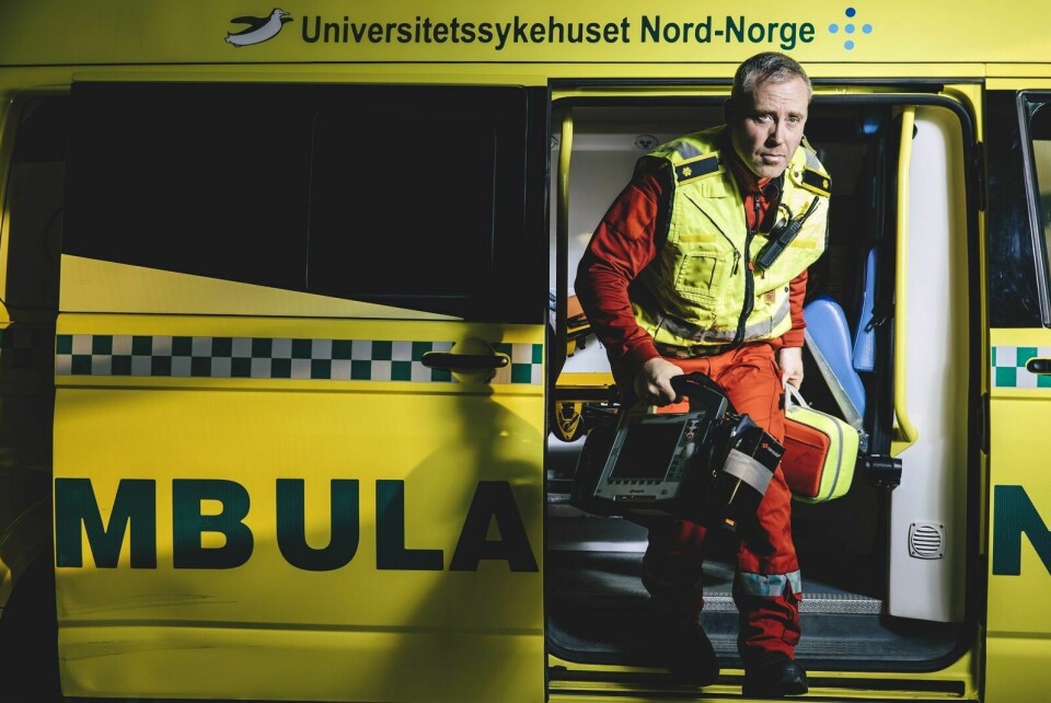 ENGASJERT: Her ser vi Charles Aune-Lundberg fra Bardu i jobb for ambulansetjenesten i Tromsø. Foto: Marius Fiskum/NRK