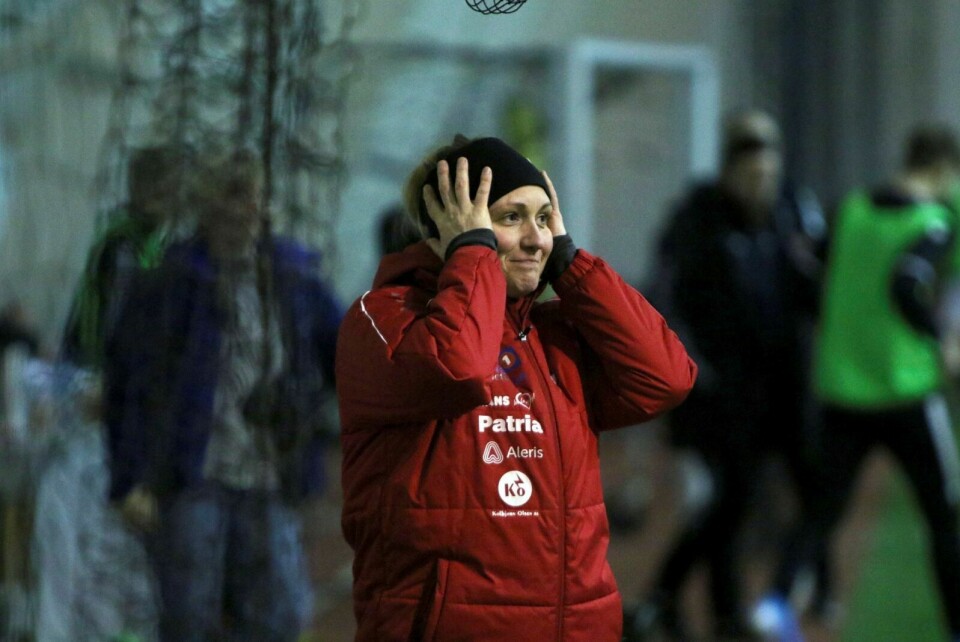 ENGASJERT: Som trener lokalt er Jeanette Hansen ofte godt engasjert. Her fra en kamp i vinter. Foto: Ivar Løvland (arkiv)