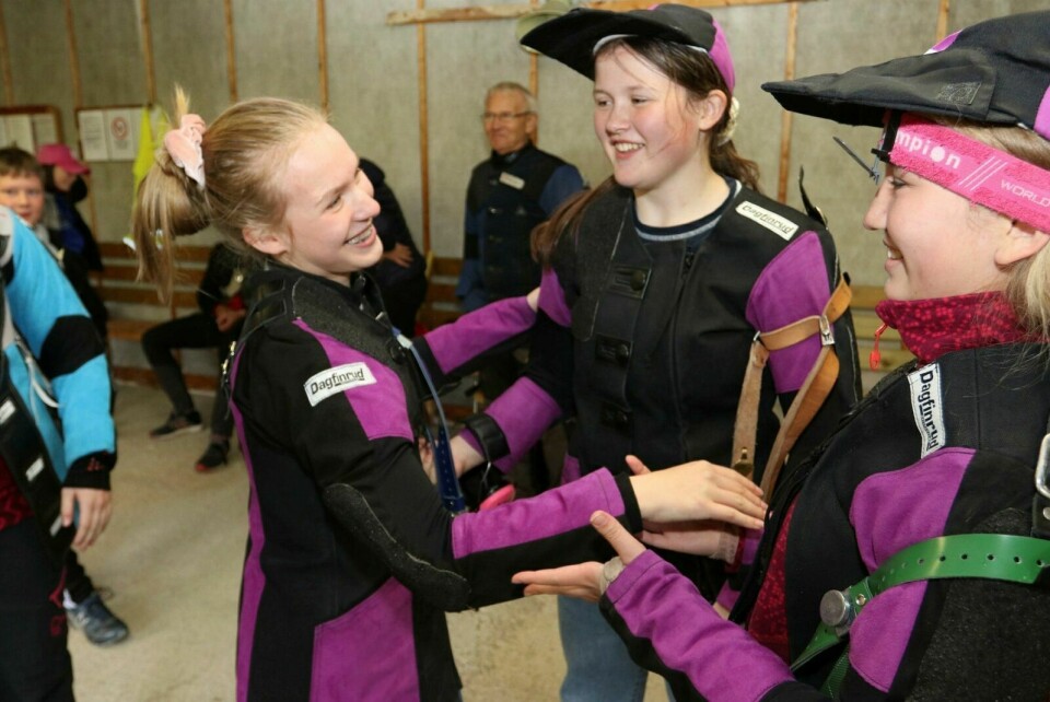 JENTETOPP: Anna-Kristine Svendli (t.v.) sammen med Ragnhild Vedøy Nordmo og Josefine Strand i klasse eldre rekrutt. Foto: Ivar Løvland