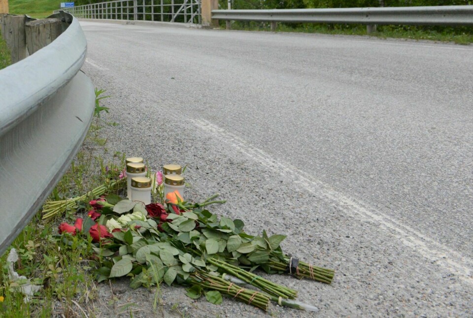 BLOMST OG TENTE LYS: Venner av den forulykkede har lagt ned blomster og tent lys her ved Kistefossbrua. Foto: Knut Solnes