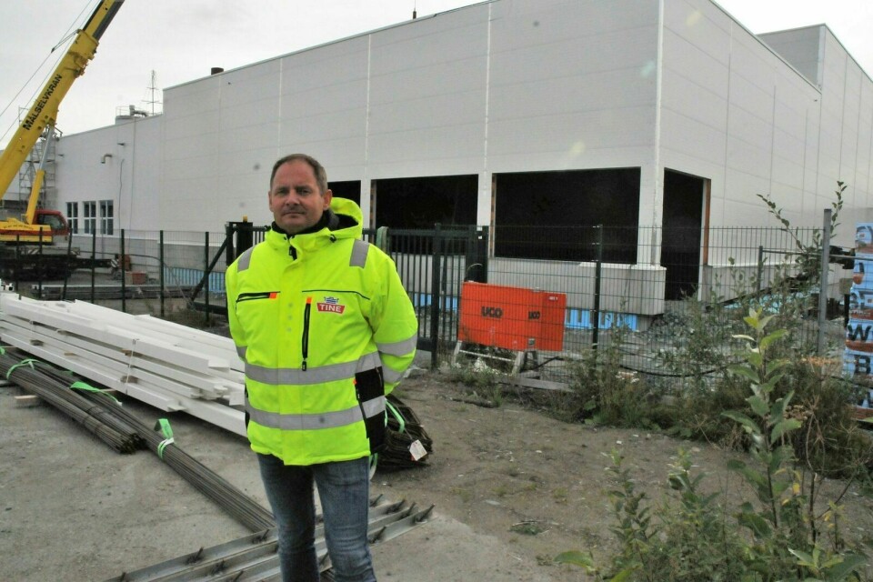 GJENSTÅR EN DEL: Tine-sjef Geir Helge Valle foran Storsteinnes-fabrikken som utbygges og forbedres. Målet er å bli ferdig i januar 2022. Foto: Sol Gabrielle Larsen