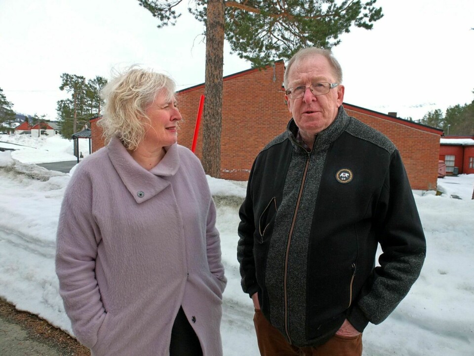 BEKYMRET: Ekteparet Helga Aarnes og Per Andersen forklarer hvorfor de ikke vil ha datasenter i Østerdalen. Foto: Nora Alette Sandberg
