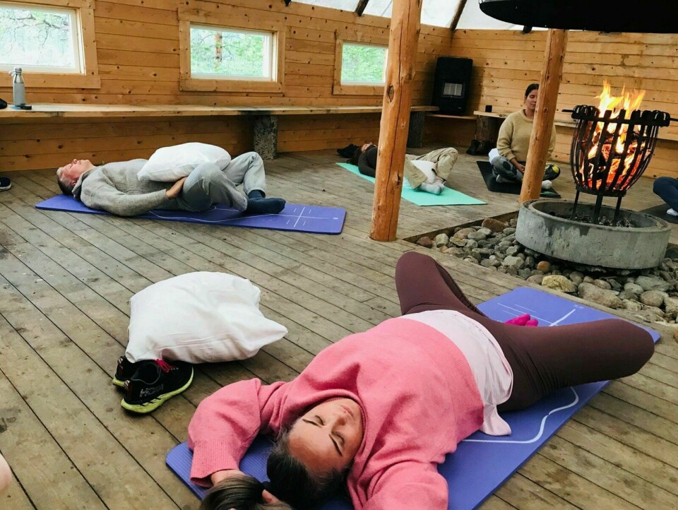RO OG FRED: De sju som meldte seg på «Yoga 69 grader nord» fikk ei avslappa helg sammen. Foto: Privat