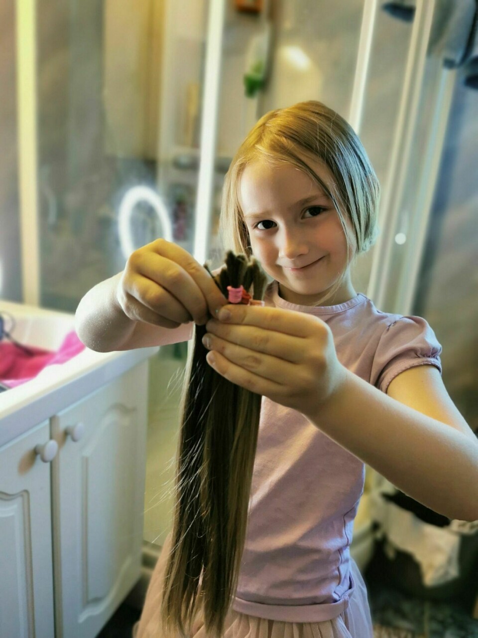 GA BORT HÅRET SITT: Seks år gamle Charlotte fra Storsteinnes synes det var godt å få klippet bort 25 cm av sitt eget hår. – Nå kan andre som har mer bruk for det få håret mitt, sier Charlotte. Foto: Privat