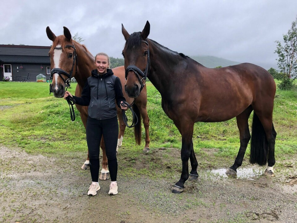 NM-KLARE: Andrine Horvli og hestene hennes Marcello og Catch Me if You Can (Catch) er klare for å trene til NM i dressur. Foto: Maren Sofie Larsen
