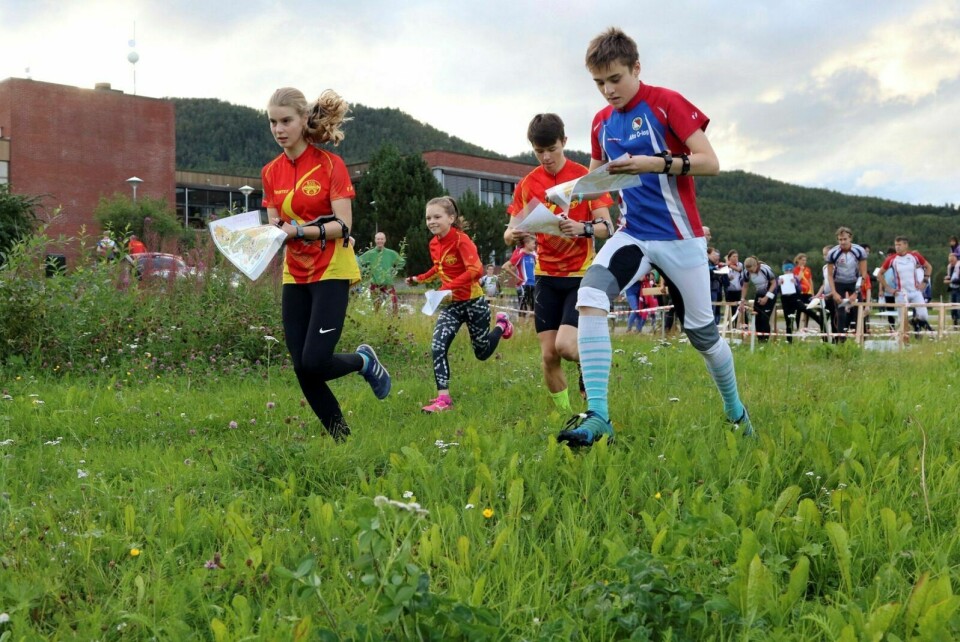 KLAR-FERDIG-GÅ: Bildet er fra starten under nordnorsk mesterskap i orientering som ble holdt på Storsteinnes i 2018. Foto: Ivar Løvland (arkiv)