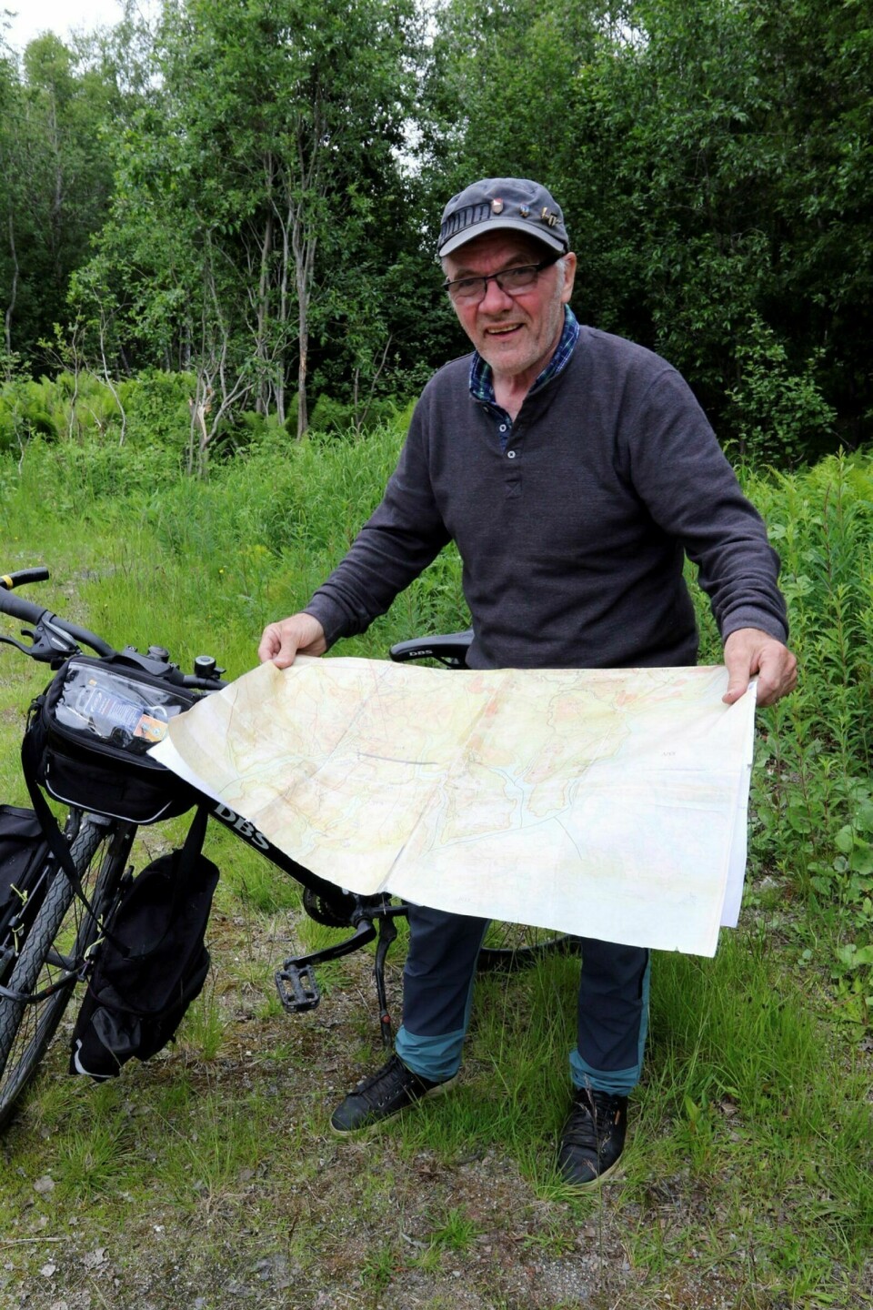 LETER: Kurt Magne Stormo søker gamle samiske kulturminner i Målselv og Bardu. Da er gamle kart og sykkel gode hjelpemidler. Foto: Ivar Løvland