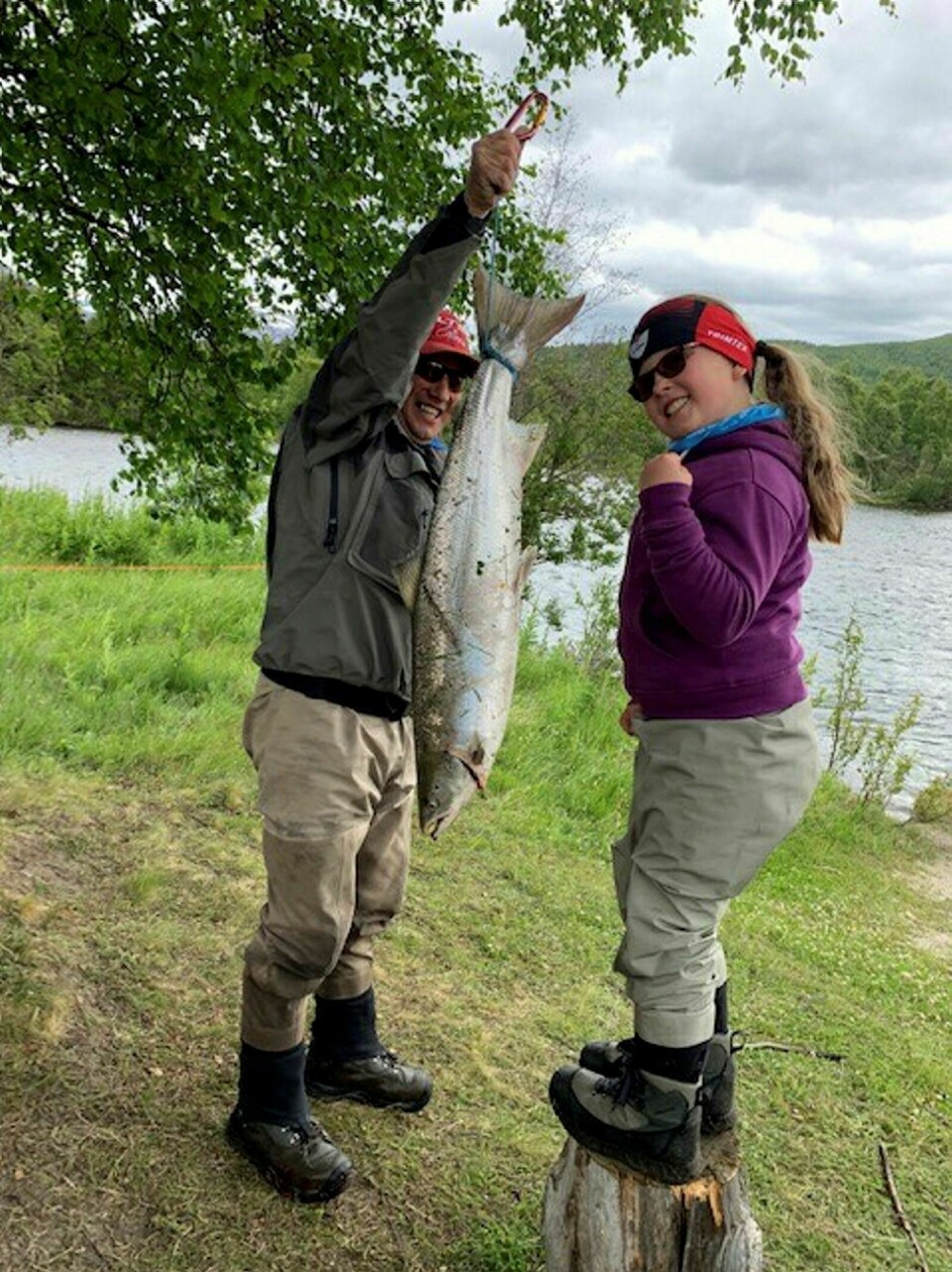 GOD HJELP: Emilie fra Tromsø fikk en laks på 8,5 kg da hun gjestet Målselv forrige uke. Det synes også pappa Fred Anton Strand var stor stas. Foto: Privat