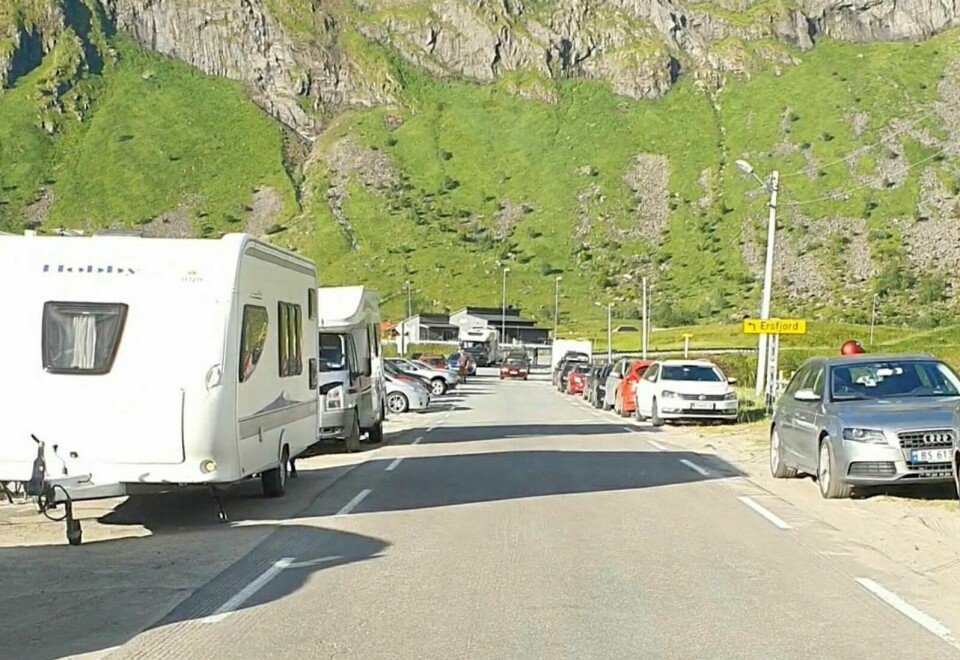 POPULÆRT TURISTMÅL: Ersfjordstranda på yttersida av Senja har i sommer tiltrukket seg flere turister enn vanlig. Bildet ble på tatt på fylkesveien ved stranda i slutten av juli.