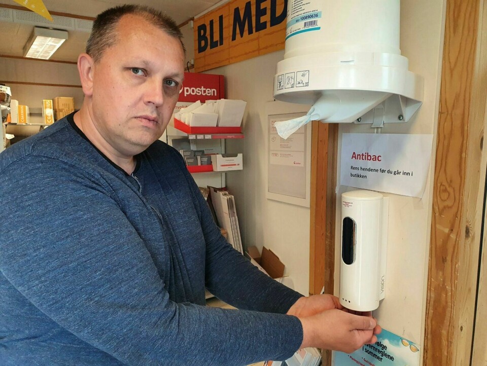 KLAR OPPFORDRING: Målselv-ordfører Bengt-Magne Luneng oppfordrer folk til å benytte seg av antibacen som butikkene har satt fram. Han har selv sett at ikke alle kunder bruker antibac. Foto: Morten Kasbergsen