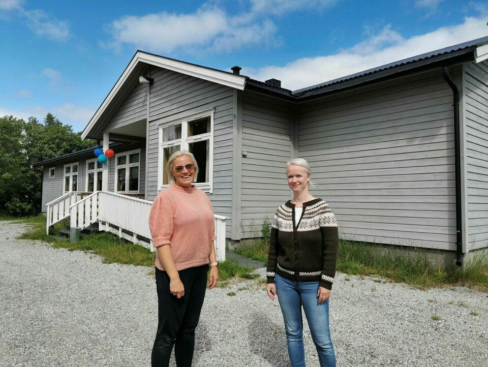 VIKTIG SAMLINGSPUNKT: Linda Nordgård Holmebukt (t.v) og Linda Wang Dinesen håper på mer aktivitet i huset til høsten. Foto: Malin Cerense Straumsnes