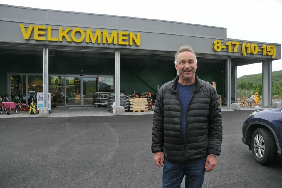 FORNØYD: Leif Agnar Pedersen, regional salgssjef for Felleskjøpets butikker i Nord-Norge er veldig fornøyd med de nye, store og luftige butikklokalene på Tømmerelv. Foto: Maiken Kiil Kristiansen