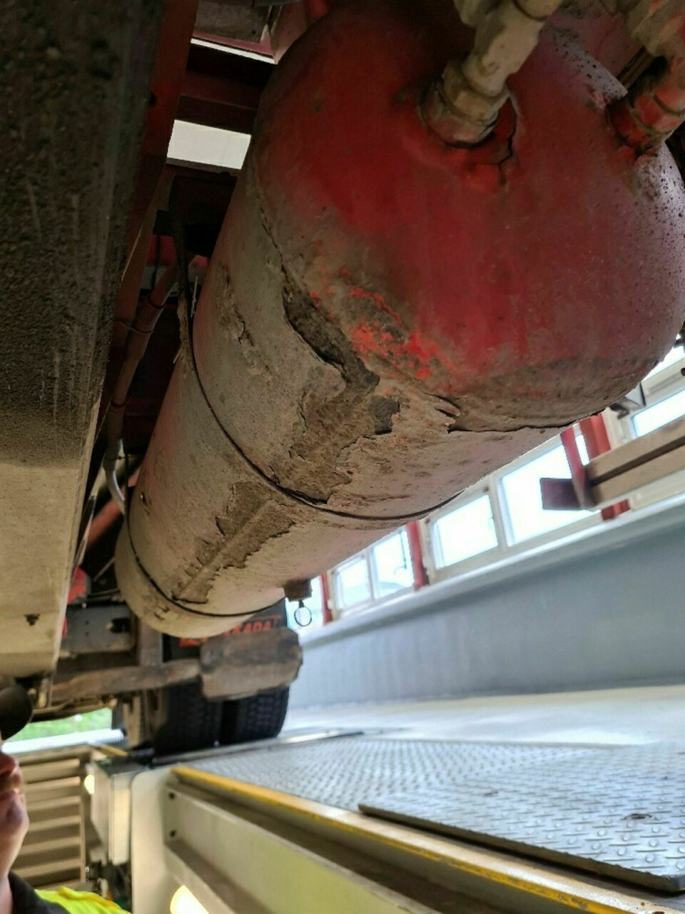 RUST: Sjåføren fikk beskjed om å fikse den rustne lufttanken på kjøretøyet sitt. Foto: Statens Vegvesen