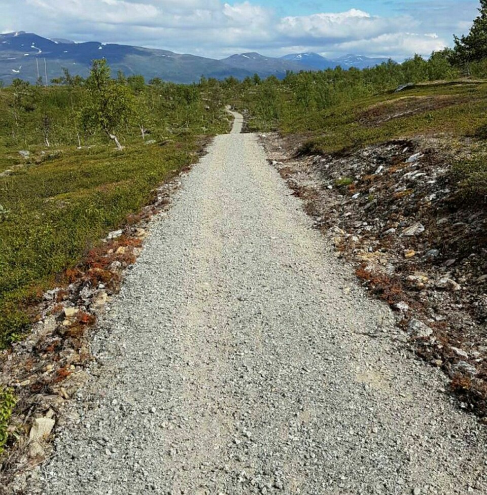 7,5 KILOMETER LANG: Lørdag ettermiddag skal Bardu-ordfører Toralf Heimdal åpne den nye turveien på sørsida av Altevatnet. Foto: Privat