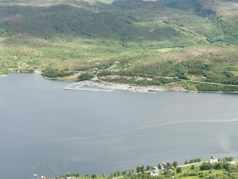 ENDELIG: Mange år etter de første spede tankene om en båthavn i Aursfjord ble gjort, er den første flytebrygga endelig på plass. Foto: Privat