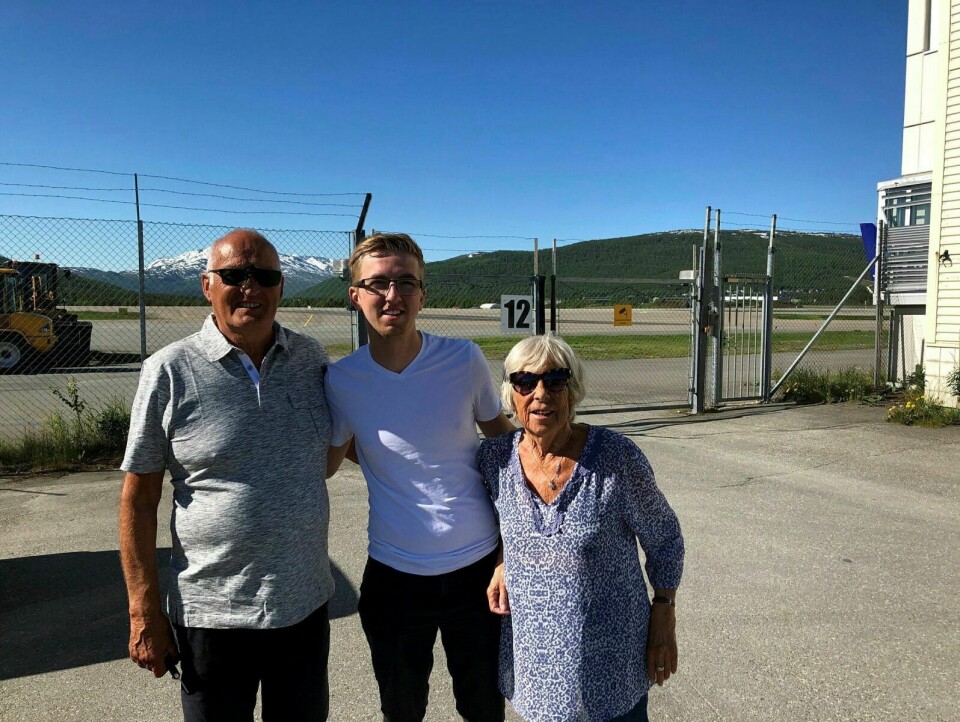 STAS: For besteforeldrene Reidun og Kjell Mathisen var det stor stas å få barnebarnet Jone på besøk bak spakene på 'eget' fly. Foto: Privat