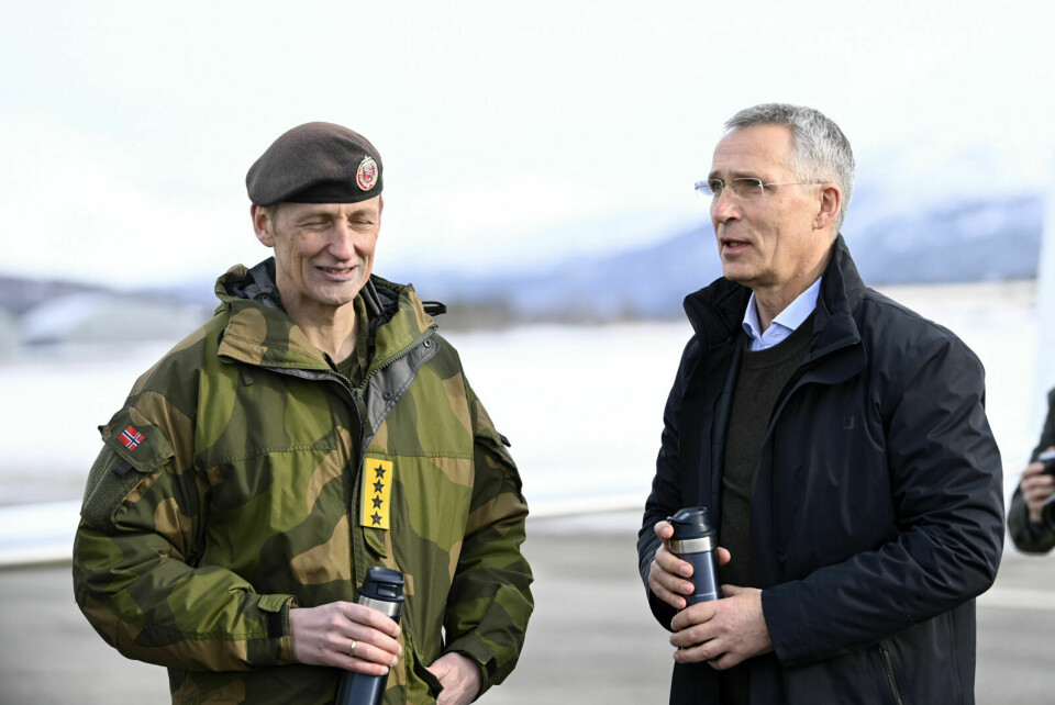 PÅ BARDUFOSS: Nato-sjef Jens Stoltenberg (t.v.) landet på Bardufoss fredag. Der ble han tatt imot av forsvarssjef Eirik Kristoffersen. Foto: Annika Byrde / NTB